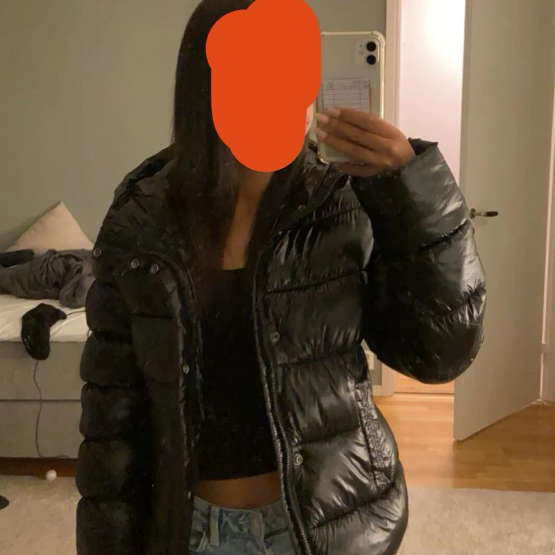 Svart pufferjacka med huva