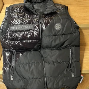 PP väst - Säljer för den satt lite för lång på mig, köptes på rabbat för 6000 från 8900. Kom me budgivning