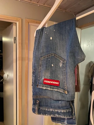 Dsquared2 jeans - Säljer dessa jeans från Dsquared2 i modellen Cool Guy, passform slim. Mycket fint skick, inga skavanker. Storlek 46, nypris runt 6000kr. Kan gå ner i pris vid snabb affär, hör av dig om du har funderingar!