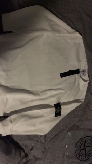 Stone Island sweatshirt  - Tjena.. Säljer en stilren vit stone Island sweatshirt, säljer den eftersom den inte passar mig. För fler frågor skriv. 