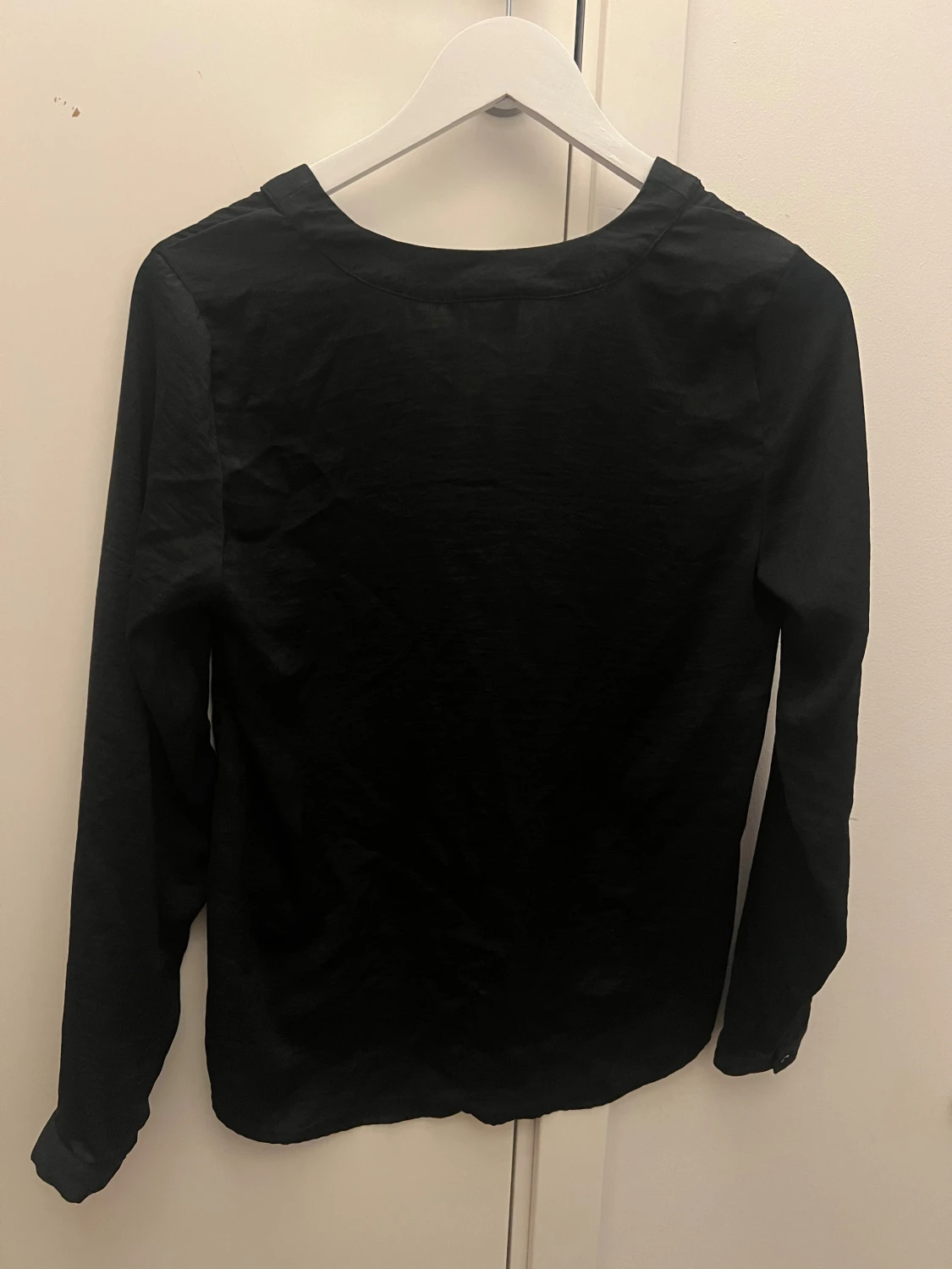 Svart blus från Gina tricot  - 1