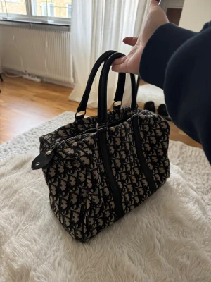 Dior väska - Säljer min fina dior väska då den inte kommer till användning längre tyvärr. Köpt vintage för 9000kr och endast använd ca 5 gånger 