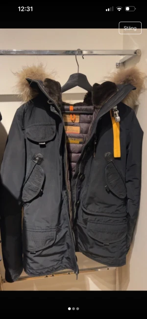 Parajumpers svart parkas med päls M - Parajumpers Jacka – Strl M  Säljer min Parajumpers jacka i storlek M. Köpt 2017 för ca 9 000 kr kvitto ska finnas. Välvårdad och i mycket fint skick. Svart med äkta päls.   Kan hämtas eller skickas 