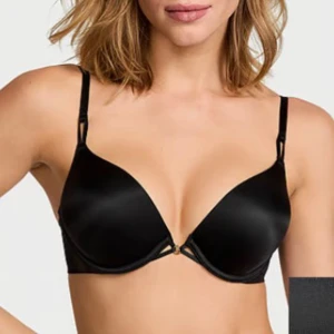Svart victoria secret push up bh - Denna fina bh klippte jag tyvärr av lappen på så kan ej returnera då den tyvärr inte passar den är sjukt fin och i nyskick 