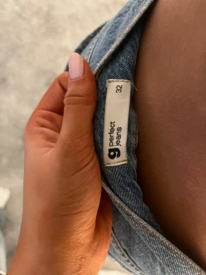 Snygga popurlära jeans  - Säljer dessa snygga jeans som är så najssss, passar till allt och innerbenslängden är ca 66cm och måttet rakt över är ca 25-26 cm men dem är lite stretchiga 🥰🥰