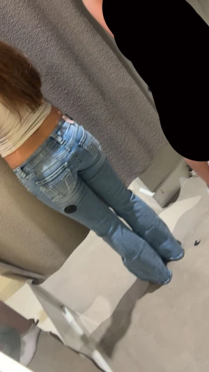Ljusblå bootcut jeans med låg midja - säljer ett par ljusblå bootcut jeans med låg midja från gina tricot i storlek XS. aldrig använda 