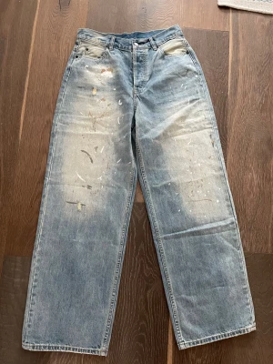 Acne Studios 1981 Paint Splatter - Acne studios jeans med färgstänk och slitningar. Använda fåtal gånger.