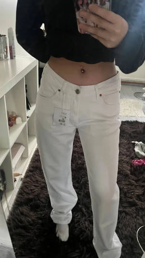Vita low waist straight jeans - Säljer ett par vita jeans med låg midja och rak passform. Helt oanvända