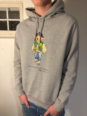 Grå Ralph lauren hoodie - Grå Ralph lauren hoodie | Skick 8/10 | Storlek M | Nypris 2695 kr | Vid frågor är det bara att skriva 
