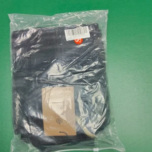 Svart burberry  hoodie med dragkedja - Svart hoodie från Burberry  i storlek Xs med klassisk beige och röd rutig insida på huvan. Tröjan har snörning vid huvan, guldfärgad dragkedja och fickor framtill. Materialet är mjukt och känns lyxigt, perfekt för dig som gillar exklusiva streetwear-vibbar.utan logga där vid prästen.