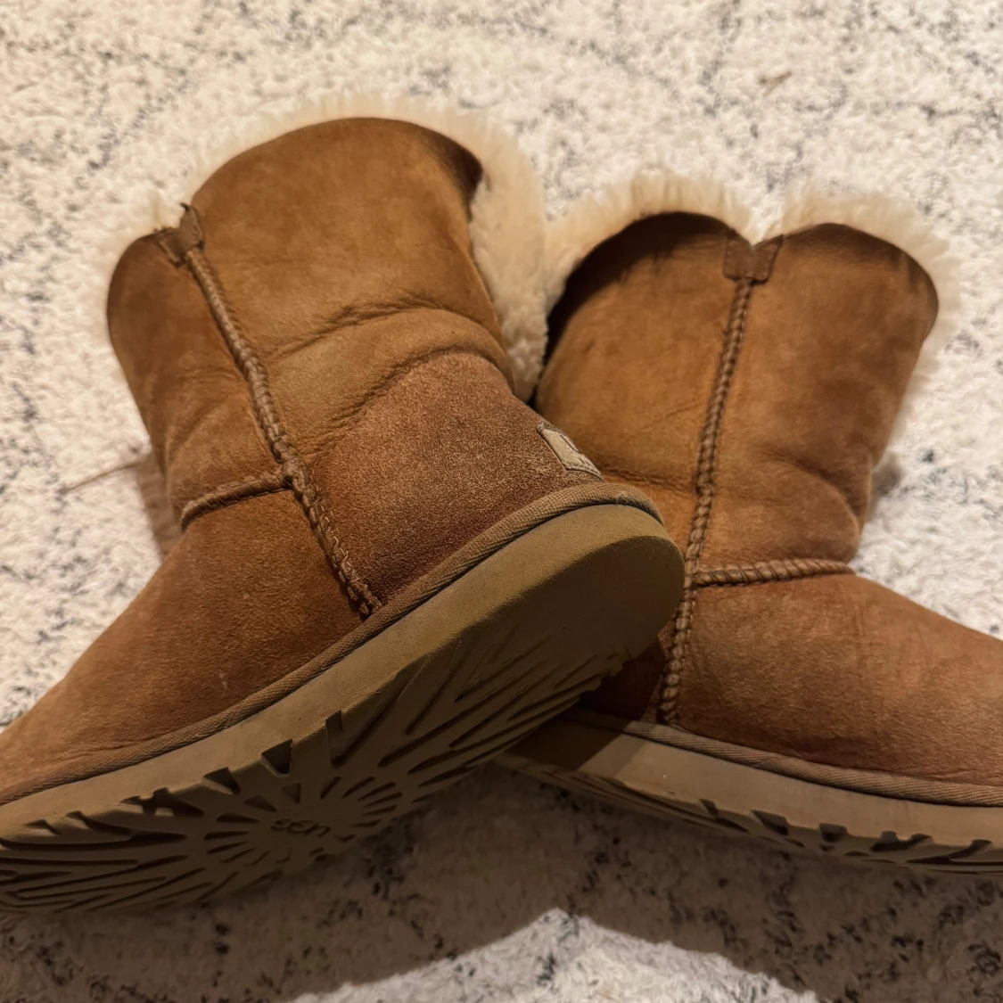 Beiga UGG boots med fårskinn - 2