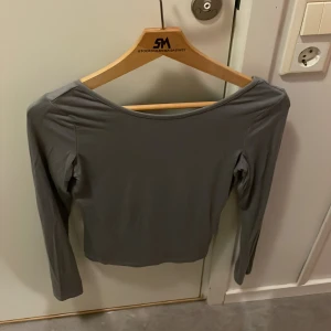 Grå långärmad topp från Bik Bok - Säljer en stilren långärmad topp från Bik Bok i storlek M. 