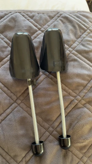 Svarta skoblock  -  Perfekt för att hålla formen på dina skor och sneakers. 