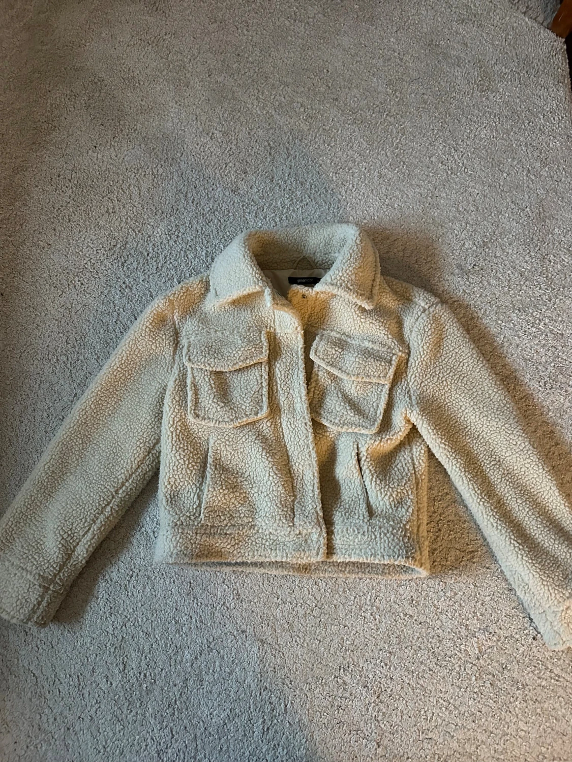 Beige teddyjacka från Gina Tricot, 34