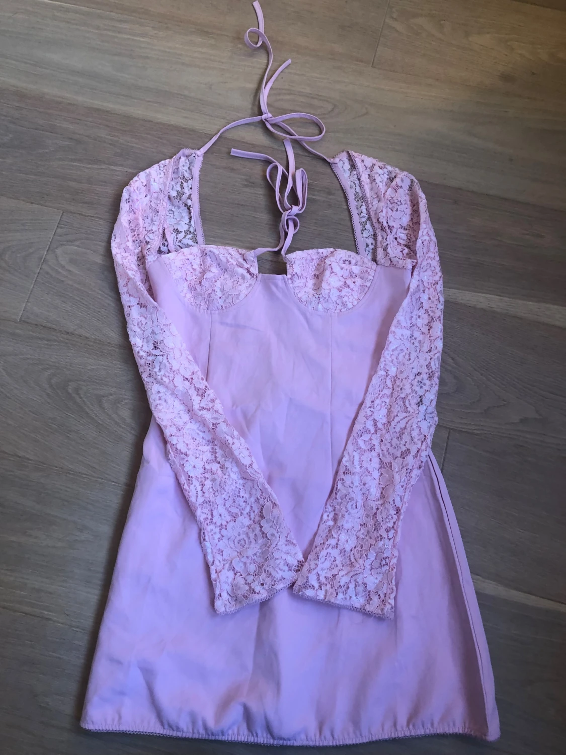 Rosa spetsklänning med snörning - 2