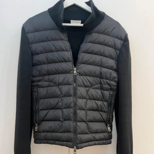 Moncler cardigan  - Hej, säljer min Moncler cardigan i size M. Jätte fint skick. Köpt för 4000kr, säljer för 2499kr direkt! - STEAL 🤝