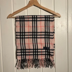 Burberry scarf - Burberry scarf i mycket bra skick (9.5/10). Nypris +-5000, mitt pris 449. Kom pm vid funderingar