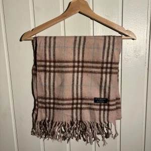 Burberry scarf  - Burberry scarf som är lite smutsig men största defekten är att den är missfärgad på en kant. Skick (6/10) därav priset på 129 kr! Kom pm vid funderingar