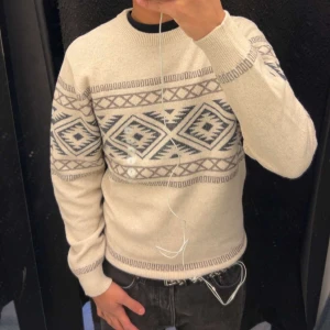 *Helt ny* Cream Knitt Sweater  - Knitt Sweater Dressmann | Storlek: S - Skicket pa tröja 10/10 (helt ny oanvänd)- Varat pris: 320 - Nypris: 699kr - Modellen är 180cm 