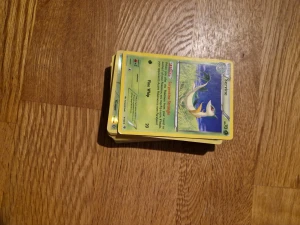 Pokémonkort - gröna - En bunt Pokémonkort med Servine överst. Perfekt för dig som vill utöka din samling eller spela med vänner! Pokémonkort är populära bland unga och ger timmar av underhållning och strategi.