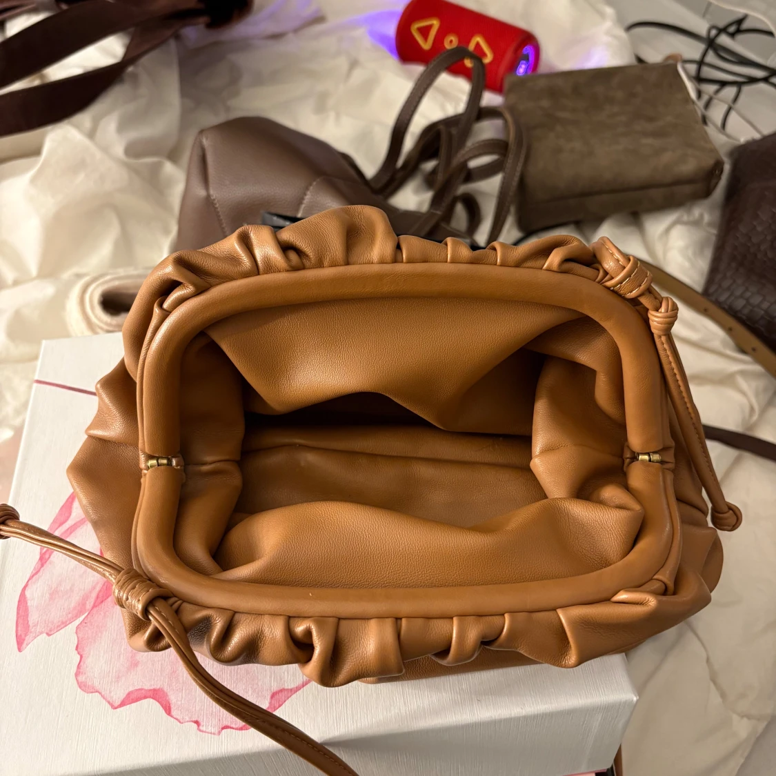 Brun axelväska med snörning - 1