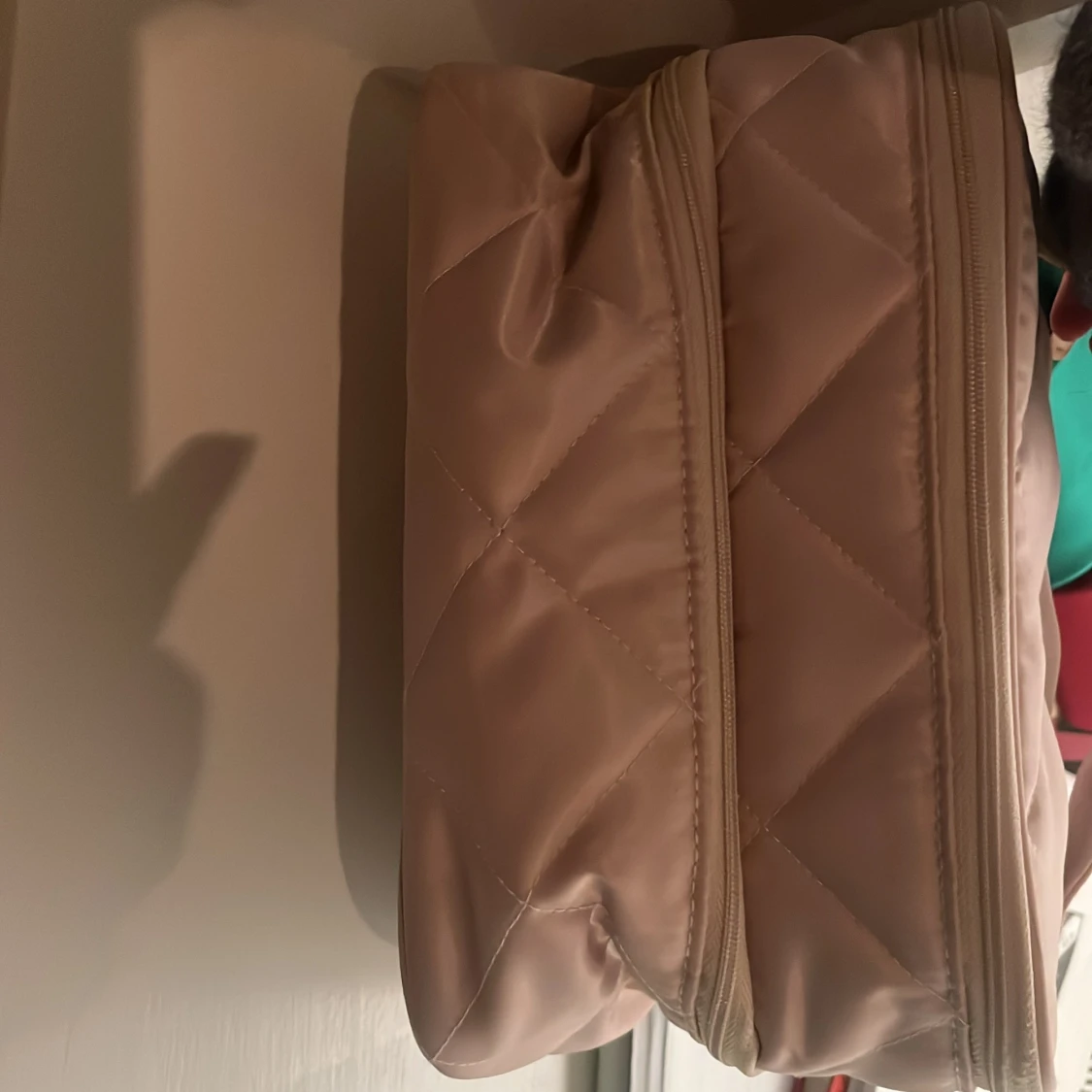 Beige quiltad axelväska med dragkedja