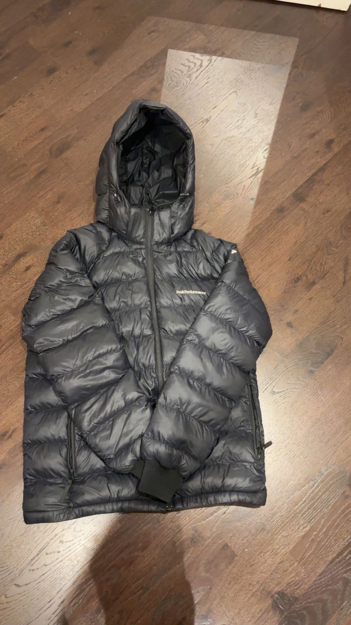 Svart dunjacka Peak Performance