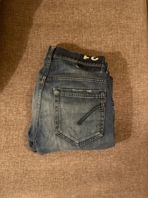 Dondup George jeans - Riktigt snygga dondup George jeans i färgen mörkblå| Storlek 31| passar nån som är runt 170-178 och väger runt 60-70 kg| Inga fel alls på jeansen| Hör av er vid fler funderingar|
