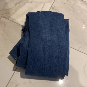 Blå jeans från Keep Out, straight fit - Snygga blå jeans från Keep Out med klassisk femficksdesign och kontrastsömmar. Jeansen har en rak passform och normal midja, tillverkade i slitstarkt denimtyg. Perfekt för dig som gillar en enkel och tidlös look.