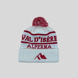 MTskiwear Mössa - Håll värmen med stil! Våra mössor är gjorda för afterski, fest och gemenskap – lika sköna i backen som i baren. 🎿 Tillverkade i mjukt, värmande material med en tidlös design som passar både vardag och äventyr. Ett måste för dig som gillar stil, komfort och goda vibbar. ❄️