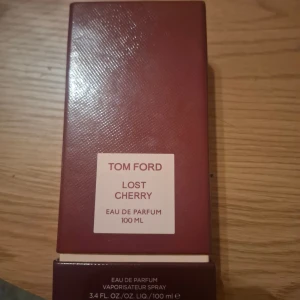 Tom Ford Lost Cherry 100ml - Tom Ford Lost Cherry Eau de Parfum i 100 ml storlek. En exklusiv och trendig parfym som sticker ut i mängden – perfekt för dig som vill ha något unikt i din samling. Den är äkta och oanvänd men förpackningen är öppnad.