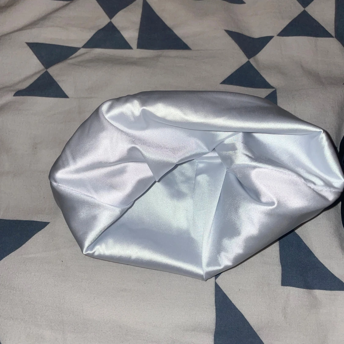 Satinmössa i svart och ljusgrå/vit 1 för 300kr - 3