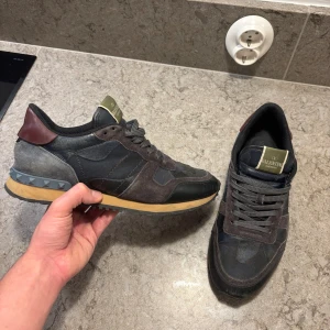 Valentino Rockrunners - Valentino Rockrunners i storlek 41 (passar oftast 42). Jävligt feta och är i ett bra skick utan några stora flaws! (sista bilden för en liten flaw som inte syns vid användning. Bara o höra av dig vid frågor! 