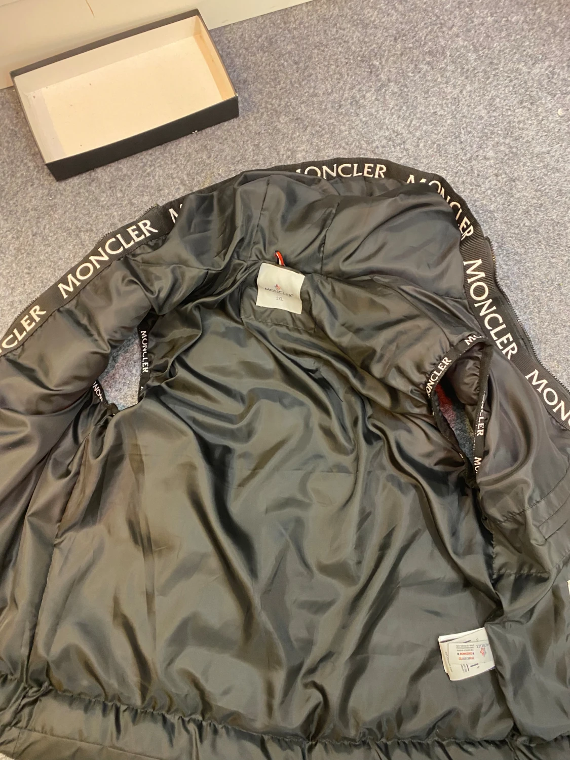 Svart pufferjacka från Moncler