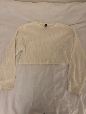 Stickad tröja - En stickad croppad tröja från h&m 