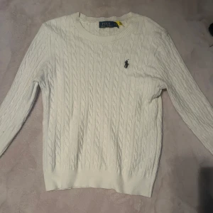 Vit stickad tröja  Ralph Lauren - Vit kabelstickad tröja från Polo Ralph Lauren. Står M passar S