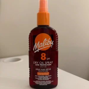 Malibu dry oil spray - Säljer en Malibu dry oil spray. Den hjälper till att bli mer / snabbare brun när man solar. Kan gå ner i pris vid snabbt köp