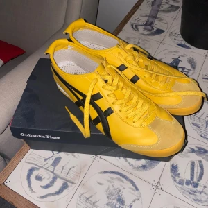 Onitsuka Tiger Mexico 66 gul/svart strl 46 - Säljer ett par Onitsuka Tiger Mexico 66 sneakers i storlek 46. Skorna är köpta i själva butiken i Japan, använts två gånger. Skickar samma dag