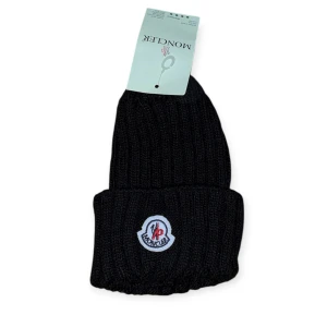 Moncler Mössa svart  - Helt ny. Fin replika med grym kvalitet. One size. Pris: 599kr. Först till kvarn som gäller. Skickas direkt inom 24h
