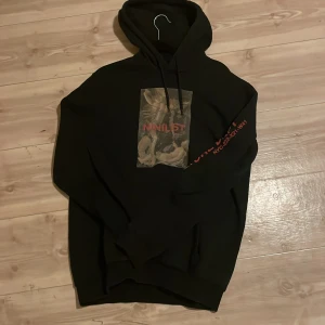 Svart hoodie från YOURTURN med print - Svart hoodie från YOURTURN med snyggt print på magen! Bra passform och snygg till grisch stilen! Vet inte om storleken är S eller M men passar bäst om du är mellan 175 och 185! Har av er vid frågor 