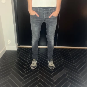 Dondup george - Dondup jeans!! | Säljer dem här supersnygga Dondup jeansen 💫 | Jeansen  är i W30 o i en tvär fet tvätt  | Mått längd: 98cm | midjebredd: 37cm | Jeansen är 9/10 skick och i en slim model 🌟| Nypris - Runt 2999 sek | Pris kan diskuteras vid snabb affär!! 💸 | För flera bilder eller frågor så är det bara att kontakta mig📩