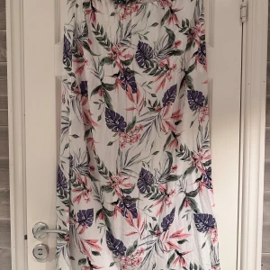 Lång kjol  - Lång kjol från H&M i storlek L. Vit underkjol och slits som börjar vid knäna på båda sidor! Använd 1 gång så mycket gott skick!💕