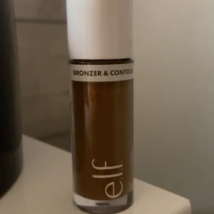 e.l.f. Bronzer & Contour - Flytande bronzer och contour från e.l.f. i en smidig tub med applikator. Färgen är djup brun med varm underton, perfekt för att skulptera ansiktet och ge en solkysst look. Förpackningen är transparent med vit kork och tydlig märkning. Färg: Light/Medium❤️ Har ej använt bara testat 