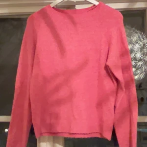 Rosa stickad tröja  - Fin rosa stickad tröja lite nopprig på baksidan inget som man tänker på 