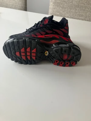 Nike Air Max Plus röd/svart US 6 - Nike Air Max Plus sneakers. Använda 2 ggr 