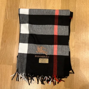 Burberry scarf - Bra skick. Nåt år gammal men såklart äkta. Perfekt till våren. Skriv för mer bilder. Pris går att diskuteras
