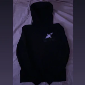 Svart hoodie Axel Arigato - Svart hoodie med huva och ett stilrent vitt fågeltryck på bröstet. Inga deffekter!
