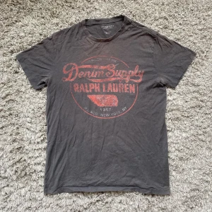 Denim and supply t shirt - Säljer denna rikigt snygga denim and supply t shirten!⭐️Skick : 8/10!🤝Storlek S passar S!🙌Hör gärna av er om ni har funderingar!👍