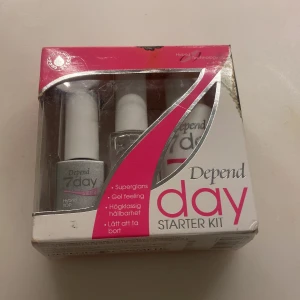 Depend 7day Starter Kit nagellack - Depend 7day Starter Kit innehåller tre nagellacksprodukter med hybridteknologi för superglans och gelkänsla. Setet har vita och silverfärgade flaskor och ger högklassig hållbarhet. Perfekt för dig som vill ha snygga och glansiga naglar med enkel applicering. Orginal förpackning och inte använda men kommit nån slags färg på förpackningen