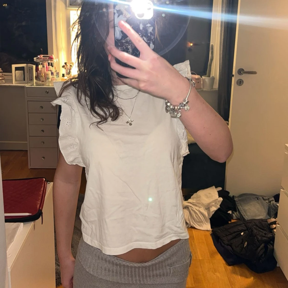 Vit blus med volangärmar från Bershka